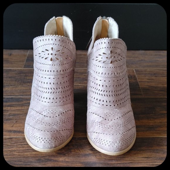 NOT RATED FOOTWEAR || Ankle Boot (SIZE 6.5) - Picture 3 of 7